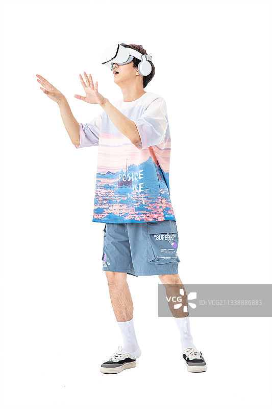 头戴VR的年轻潮男图片素材