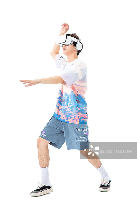 头戴VR的年轻潮男图片素材