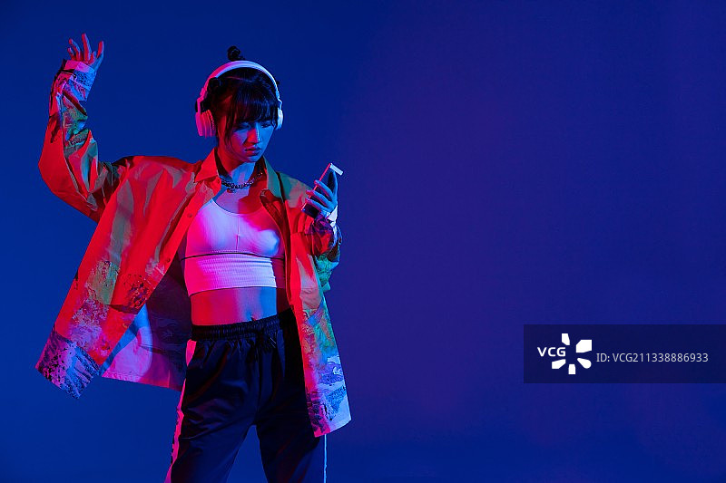 一个专注表演的年轻女生图片素材