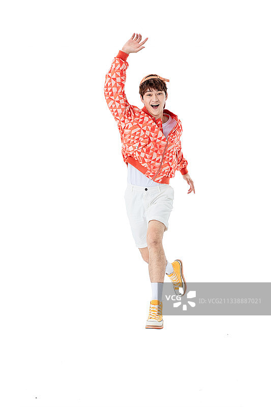 穿橙色衣服的年轻男生图片素材