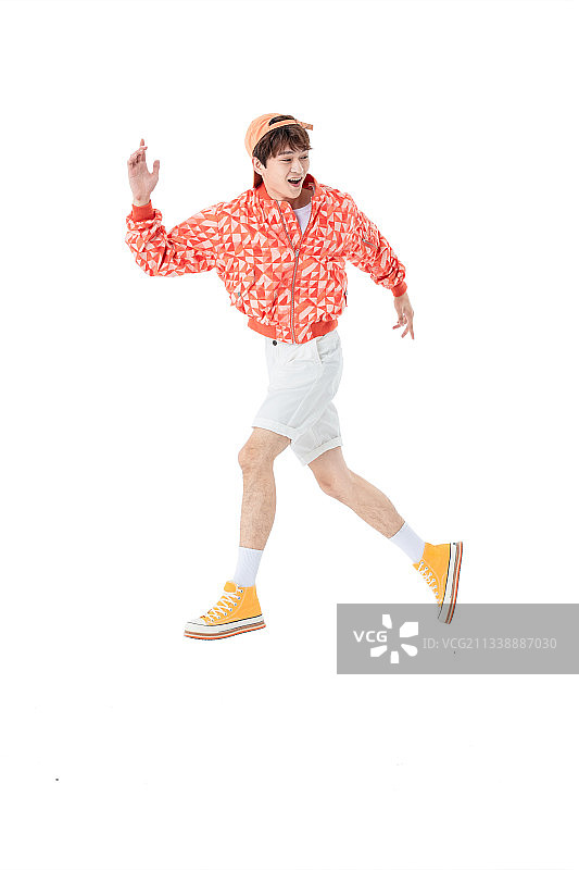 穿橙色衣服的年轻男生图片素材