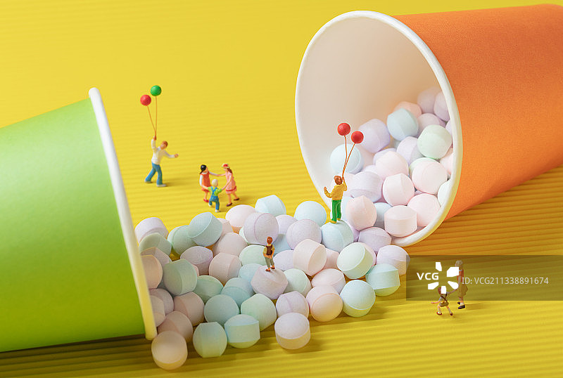 微缩创意色彩纸杯马卡龙色薄荷糖气球儿童玩耍图片素材