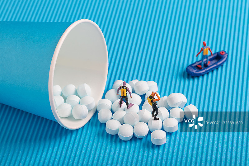 微缩创意蓝色纸杯薄荷糖泳池海洋潜水员图片素材