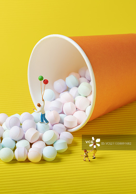 微缩创意色彩纸杯马卡龙色薄荷糖气球儿童玩耍图片素材