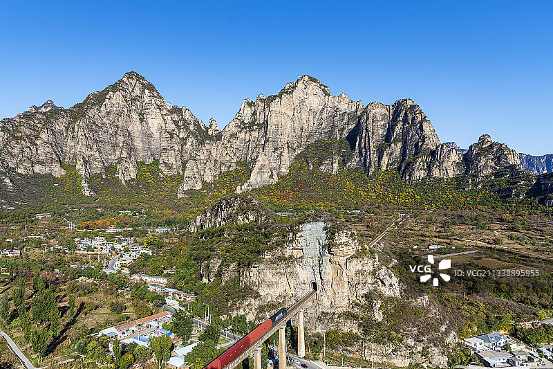 京原铁路火车通过十渡2号桥隧道图片素材