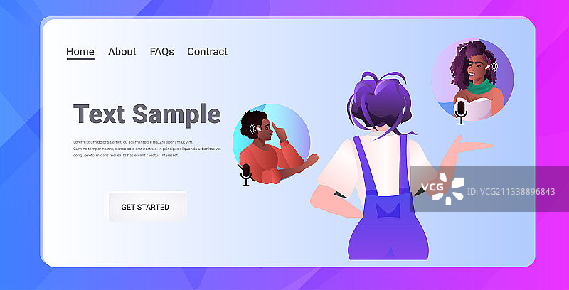 戴着耳机讨论的混血人群图片素材