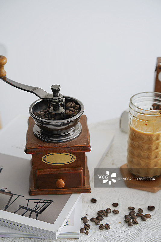 用磨豆机将咖啡豆磨成咖啡粉图片素材