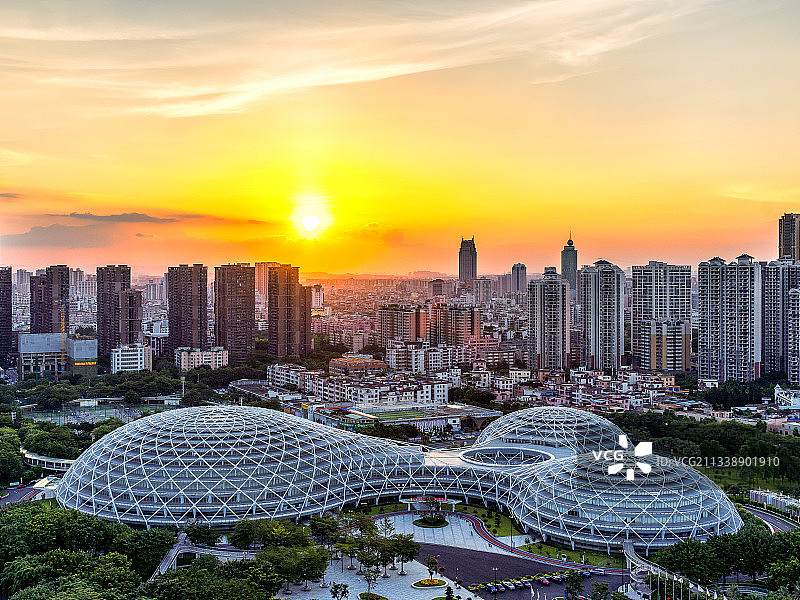 佛山岭南明珠体育馆城市天际线图片素材