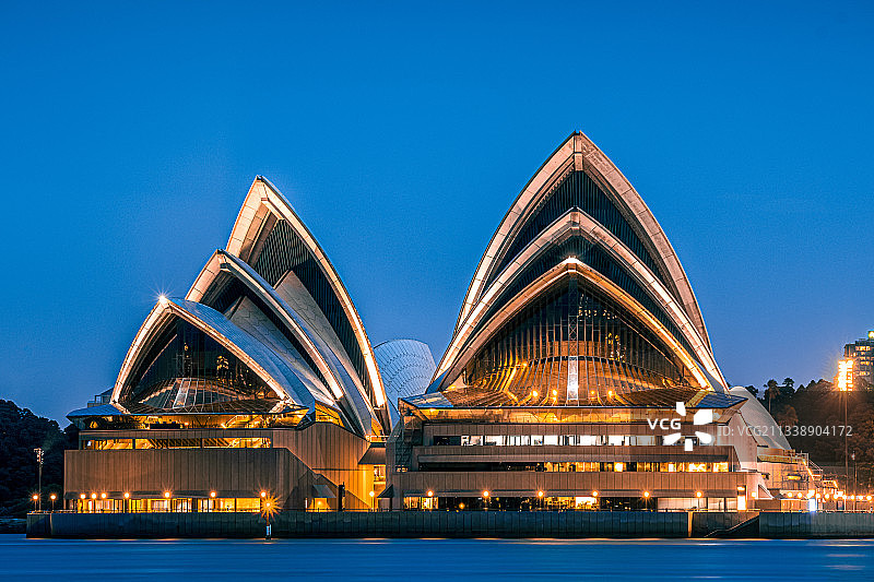 蓝调时刻的悉尼歌剧院图片素材