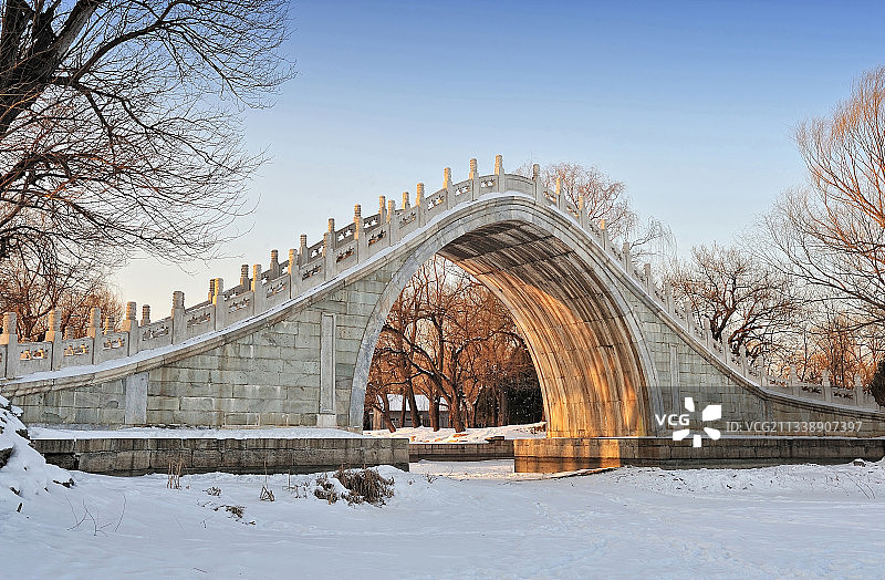 雪后颐和园西堤上的玉带桥图片素材
