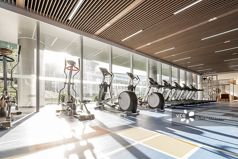 健身房内部跑步机图片素材