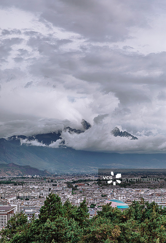 丽江城和玉龙雪山图片素材