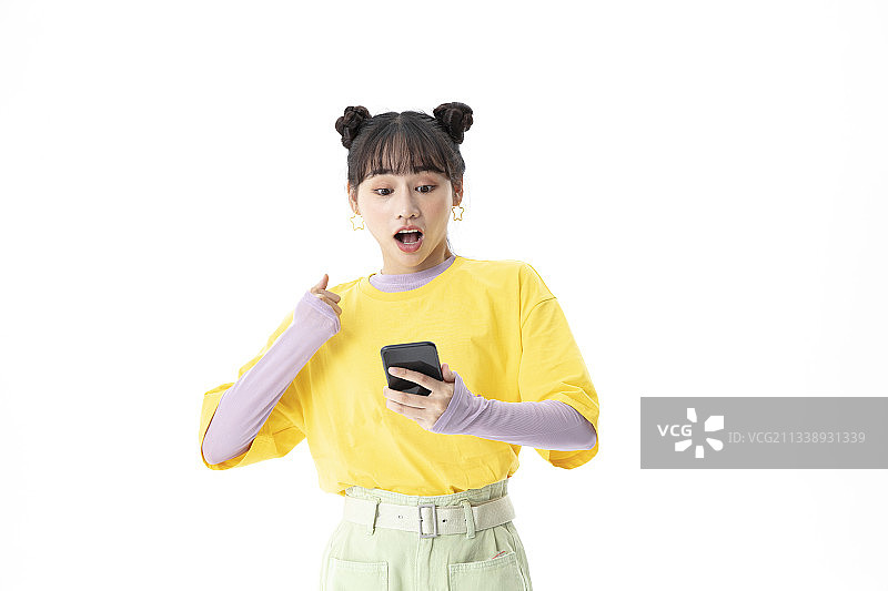 看手机屏幕而惊喜不断的女孩图片素材