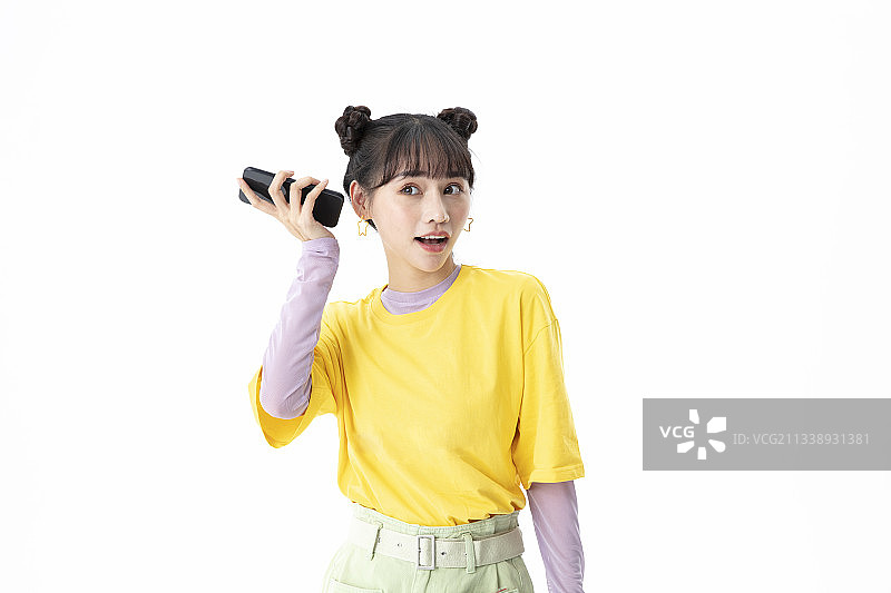 听手机语音的年轻女孩图片素材
