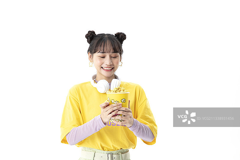 手拿爆米花的年轻女孩图片素材