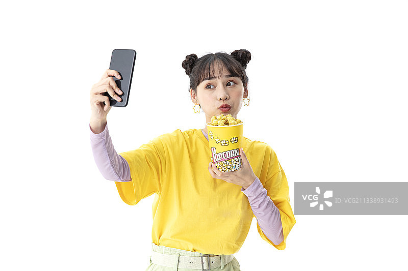 手拿爆米花的年轻女孩图片素材