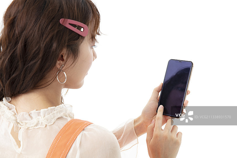 手拿手机的年轻女人图片素材