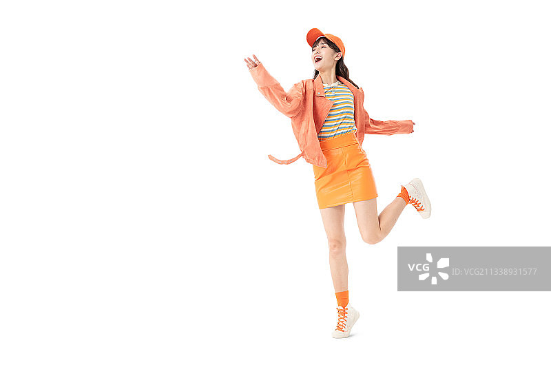 欢呼跳跃的年轻女孩图片素材