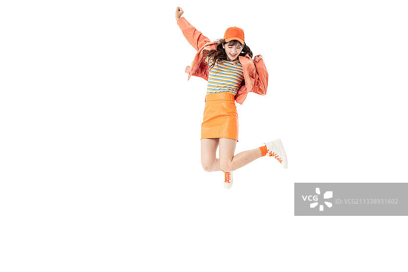 欢呼跳跃的年轻女孩图片素材