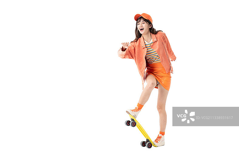 玩滑板的年轻女孩图片素材