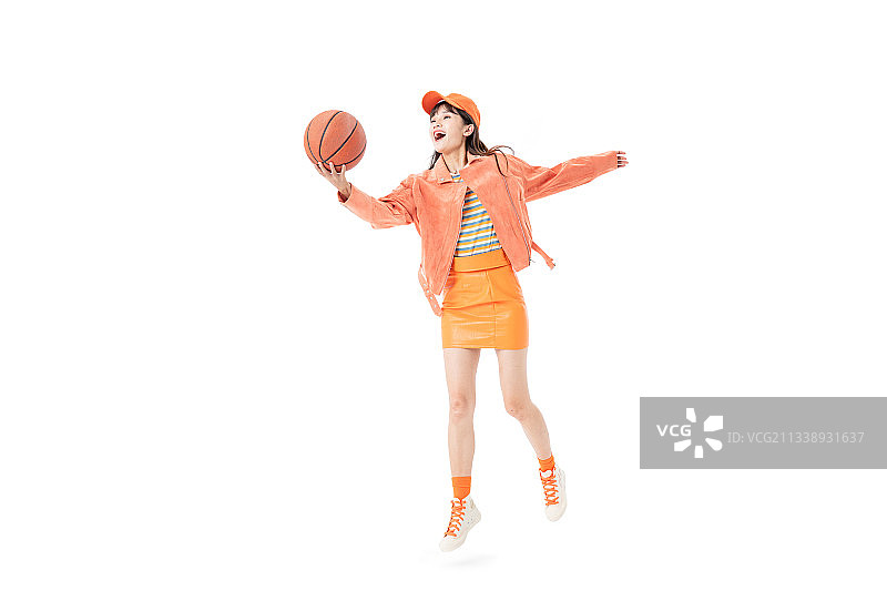 手拿篮球耍酷的年轻女孩图片素材