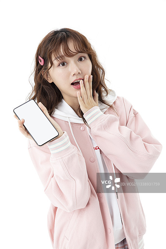 手拿手机特写的年轻女孩图片素材