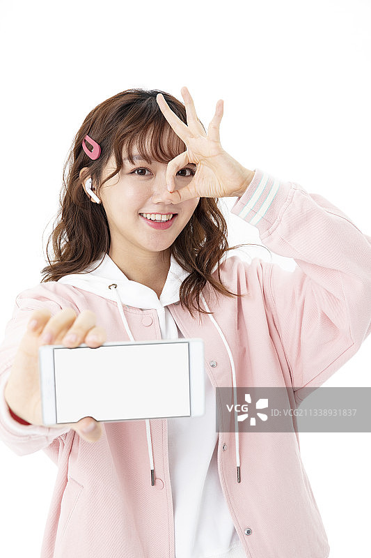 手拿手机特写的年轻女孩图片素材