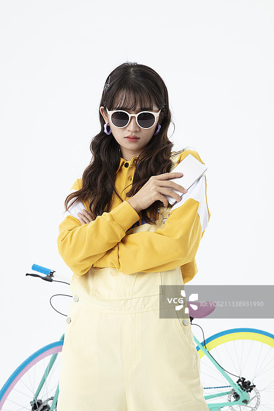 头戴墨镜耍酷的女孩图片素材