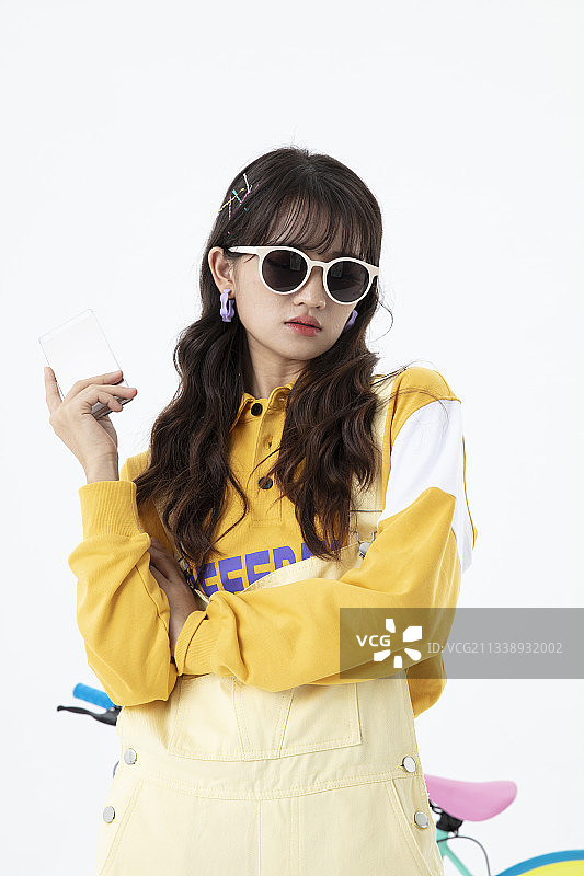 头戴墨镜耍酷的女孩图片素材