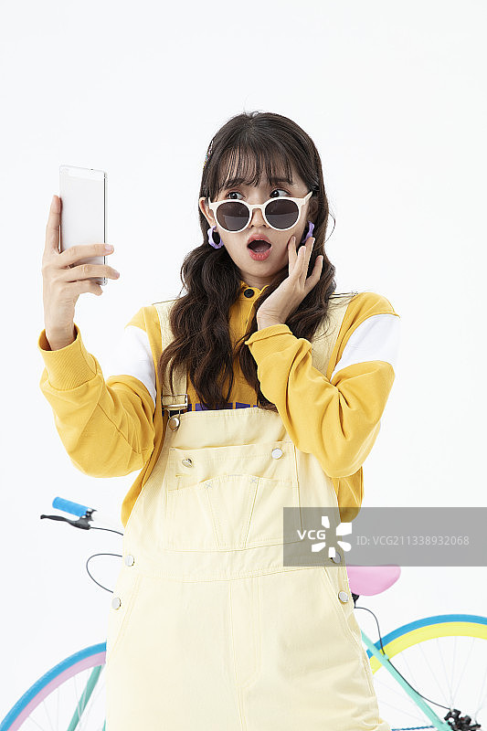 头戴墨镜耍酷的女孩图片素材