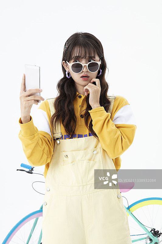 头戴墨镜耍酷的女孩图片素材