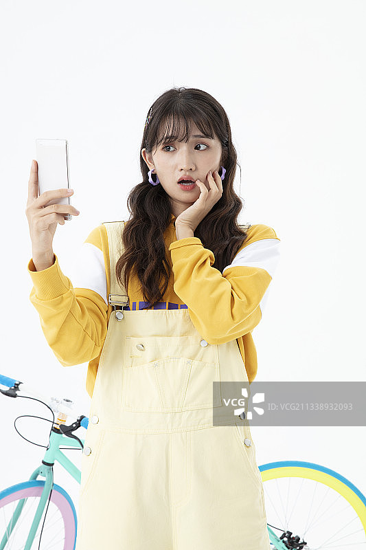 手拿相机的年轻女孩图片素材