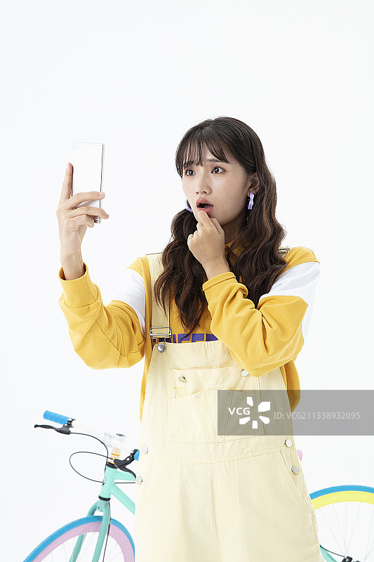 手拿相机的年轻女孩图片素材