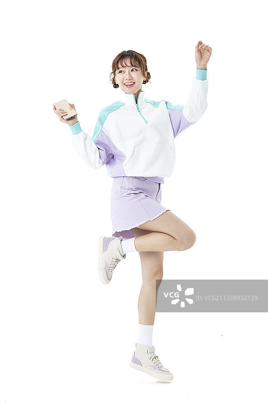 手拿手机的年轻女人图片素材