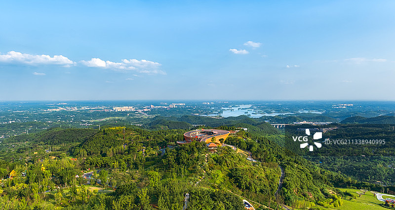 成都龙泉山城市森林公园丹景台和简阳三岔湖下午全景图片素材