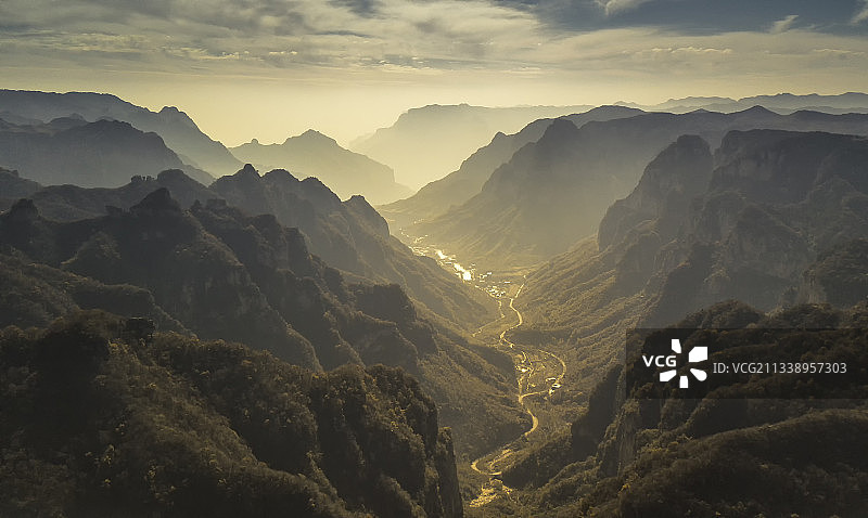 太行山脉远方的山，山谷亦真亦幻，充满中国风的味道图片素材