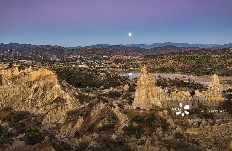 云南楚雄元谋土林，浪巴铺土林的晨曦图片素材