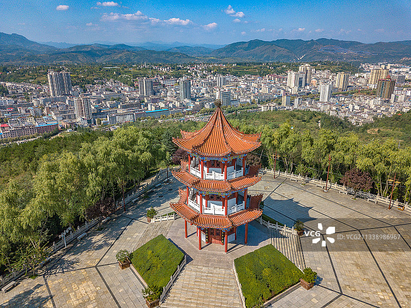 航拍陕西省商洛市洛南县云燕楼与县城全景图片素材