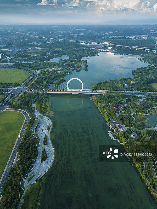 河南郑州：经开区滨河新城蝶湖森林公园、戒指桥航拍图片素材