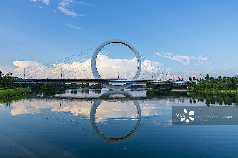 河南郑州：蝶湖森林公园戒指桥夏天户外风光图片素材