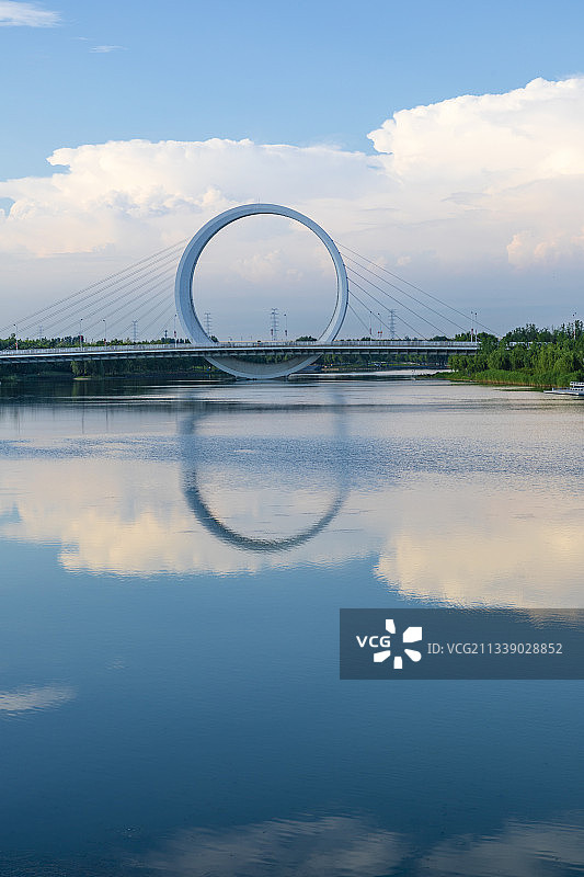 河南郑州：蝶湖森林公园戒指桥夏天户外风光图片素材