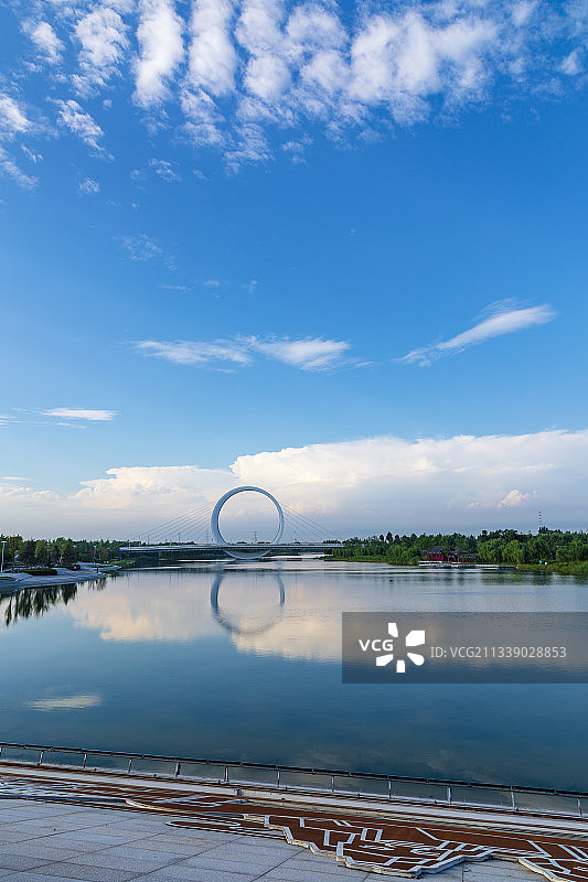 河南郑州：蝶湖森林公园戒指桥夏天户外风光图片素材