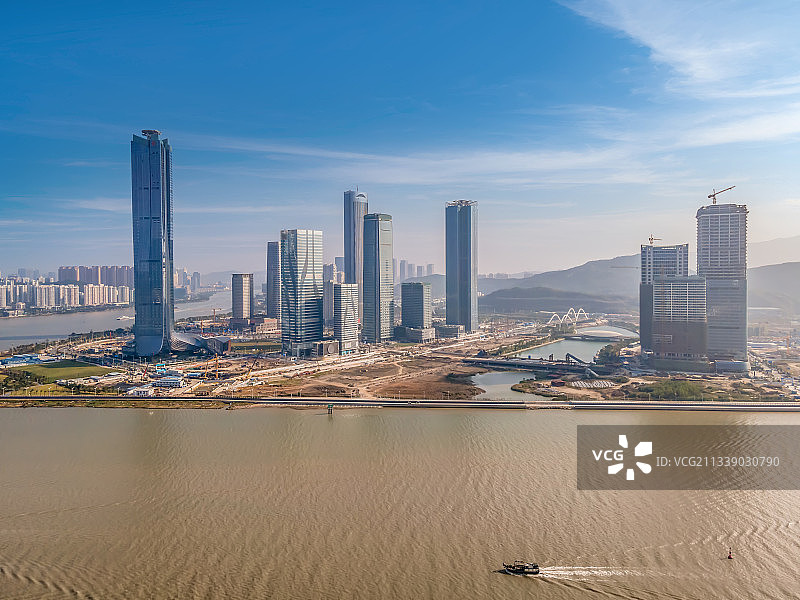 航拍珠海海岸线横琴岛现代摩天大楼图片素材