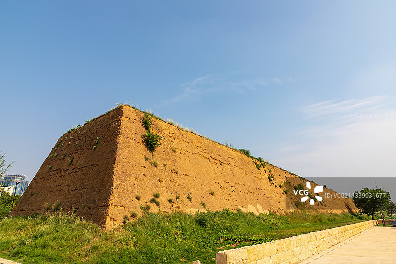 河南郑州：商都遗址公园——商朝都城城墙夏天户外风光图片素材