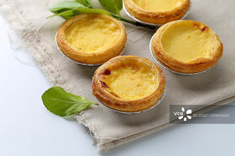 蛋挞放在麻布上图片素材