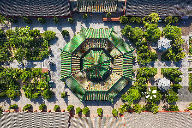 河南开封大相国寺八角琉璃殿夏季户外风光航拍视角正上方视角图片素材