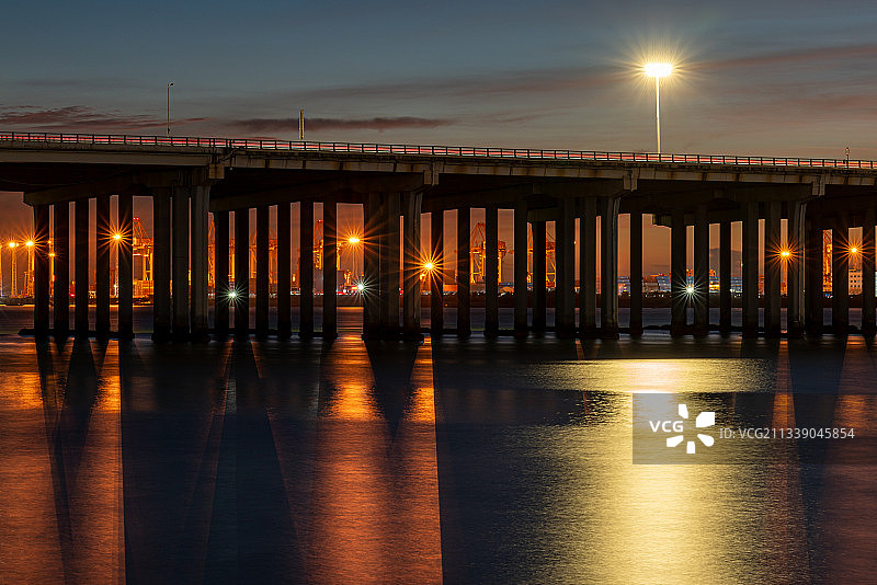 深圳前海湾夜景-妈湾港灯光穿过广深沿江高速图片素材