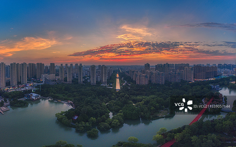 江苏省常州市钟楼区青枫公园的夏日晚霞航拍全景图片素材