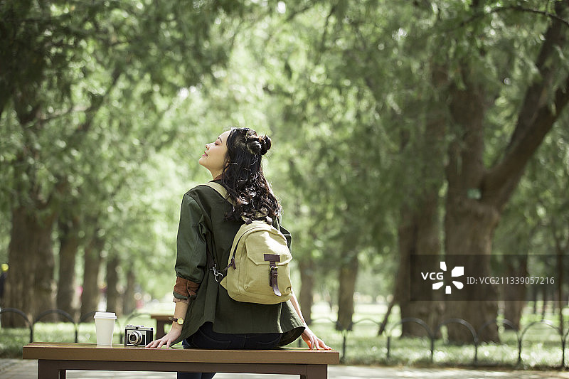 青年女子城市公园旅行度假图片素材