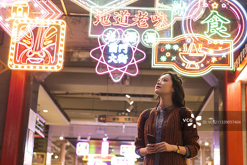青年女子城市旅行用手机自拍图片素材